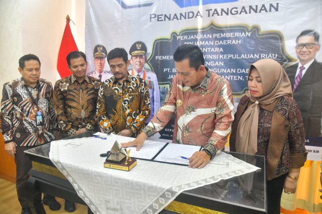 Pinjaman Daerah Pemprov Kepri Bank BJB resmi diteken Gubernur Ansar Ahmad di Batam sebagai langkah mempercepat pembiayaan dan pembangunan strategis di Kepulauan Riau.
