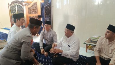 Bupati Anambas Aneng didampingi Wakil Bupati Raja Bayu dan Waka Polres Anambas saat Bejabat tangan kepada Mantan Anggota DPRD Anambas H. Saidus Arif Ridwan Periode 2010-2015