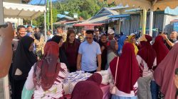 Bupati dan wakil Bupati Anambas dan Ketua TP-PKK Anambas hadir ditengah-tengah masyarakat Jemaja dalam rangkaian agenda pasar murah dan pengobatan gratis
