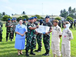 Danlanud RSA Natuna Serahkan Bingkisan Lebaran kepada Personel, PNS dan Honorer