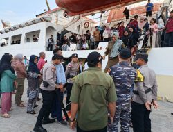 Pastikan Keamanan Penumpang, Polres Natuna Kawal Kedatangan KM Sabuk Nusantara 110