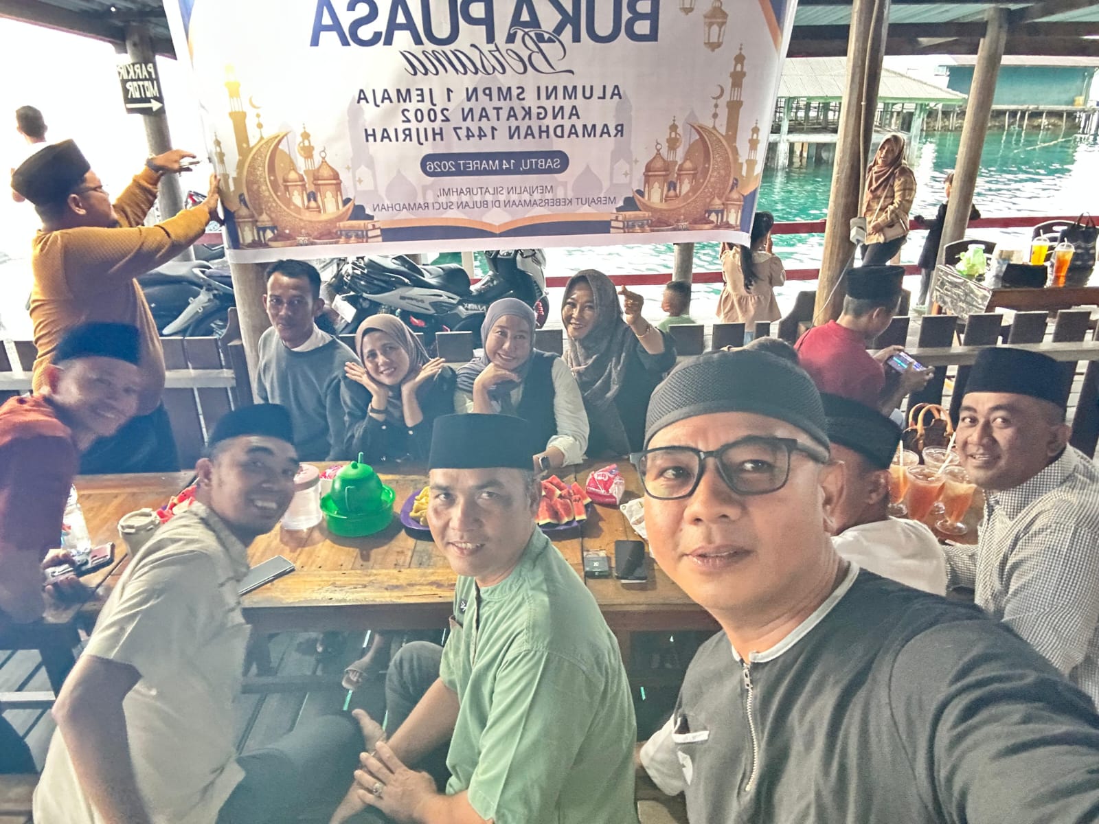 Suasana bahagia Alumni SMPN 1 Jemaja saat pertemuan buka puasa bersama