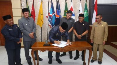 Penandatanganan Nota Kesepakatan bersama oleh Bupati dan DPRD Anambas 