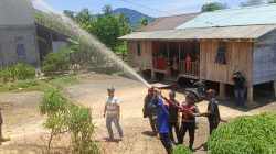 Personil Damkar Anambas di bantu pihak Polsek Jemaja, BPBD dan Masyarakat saat proses pemadaman api lokasi kebakaran