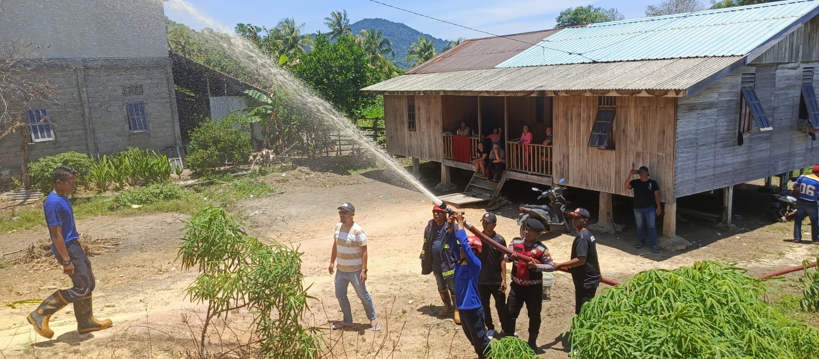 Personil Damkar Anambas di bantu pihak Polsek Jemaja, BPBD dan Masyarakat saat proses pemadaman api lokasi kebakaran