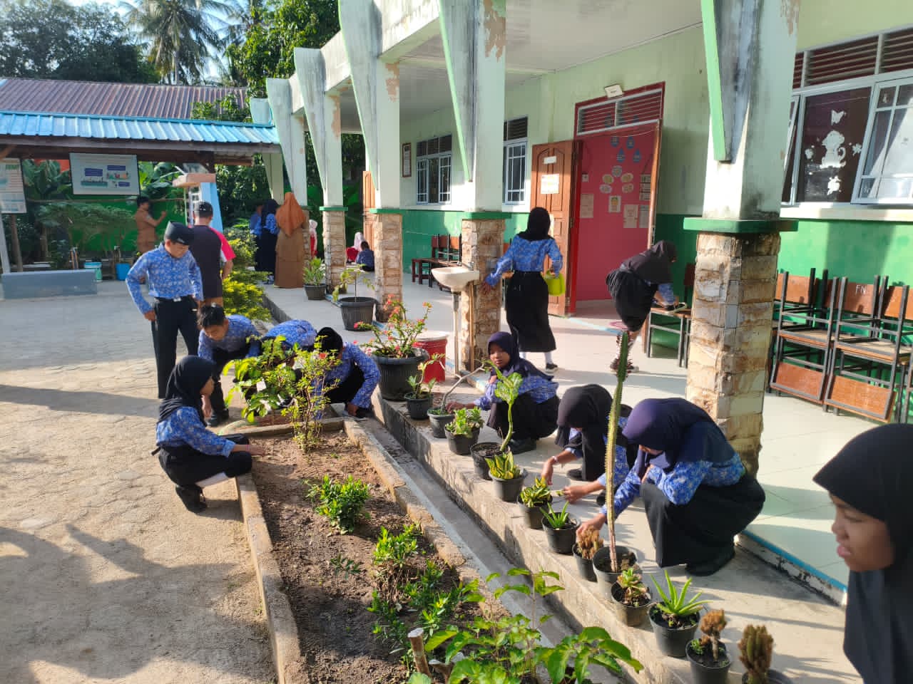 Siswa-siswi SDN 009 Landak saat bersih bersih awal masuk sekolah pasca libur panjang