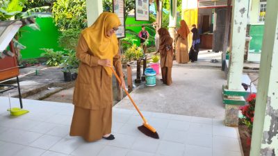 Ketua komite dan guru saat laksanakan program ASRI di SDN 009 Landak 