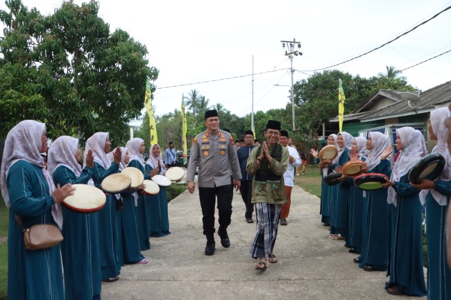 Safari Ramadhan Polda Kepri di Masjid Al Fajri Galang dihadiri Kapolda Kepri, Kapolresta Barelang, dan Wali Kota Batam. Kegiatan diisi santunan, bantuan sosial, dan buka puasa bersama.