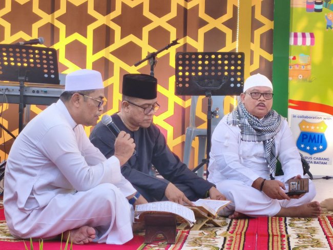 Khatam Al Quran menutup Wonderfood & Art Ramadhan #7 di Taman Dang Anom. Disbudpar Batam memperkuat tradisi Melayu dan nilai spiritual dalam pengembangan pariwisata.