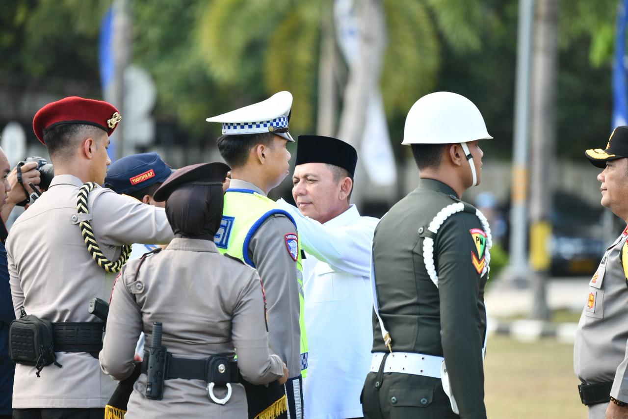 Gubernur Kepulauan Riau Ansar Ahmad dan Wagub Nyanyang Haris Pratamura menghadiri Apel Operasi Ketupat Seligi 2026 di Batam untuk memastikan kesiapan pengamanan Idul Fitri.