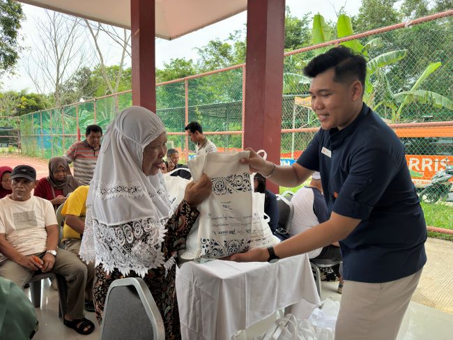 Pembagian Bahan Pokok