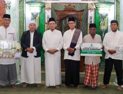 Safari Ramadan Kepri: Ansar Ahmad Serahkan Hibah Rp300 Juta untuk Masjid Nur Al Weini