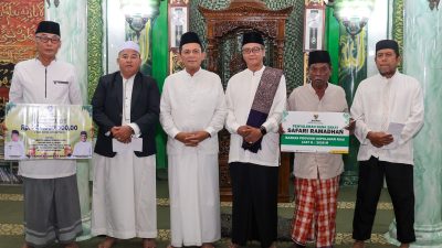 Safari Ramadan Kepri: Ansar Ahmad Serahkan Hibah Rp300 Juta untuk Masjid Nur Al Weini