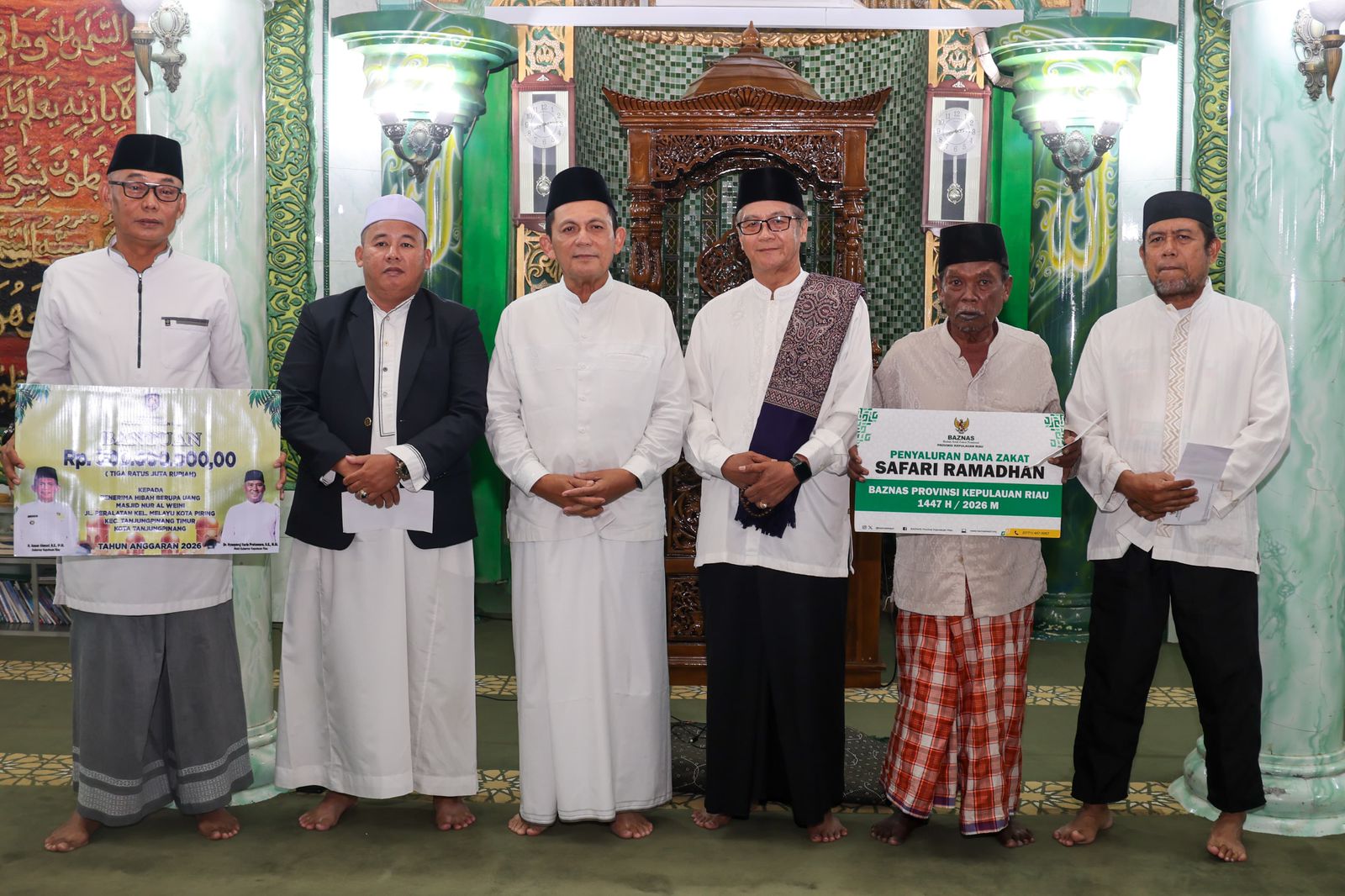 Safari Ramadan Kepri di Masjid Nur Al Weini, Ansar Ahmad serahkan hibah Rp300 juta dan paparkan program prioritas Pemprov Kepri 2026.