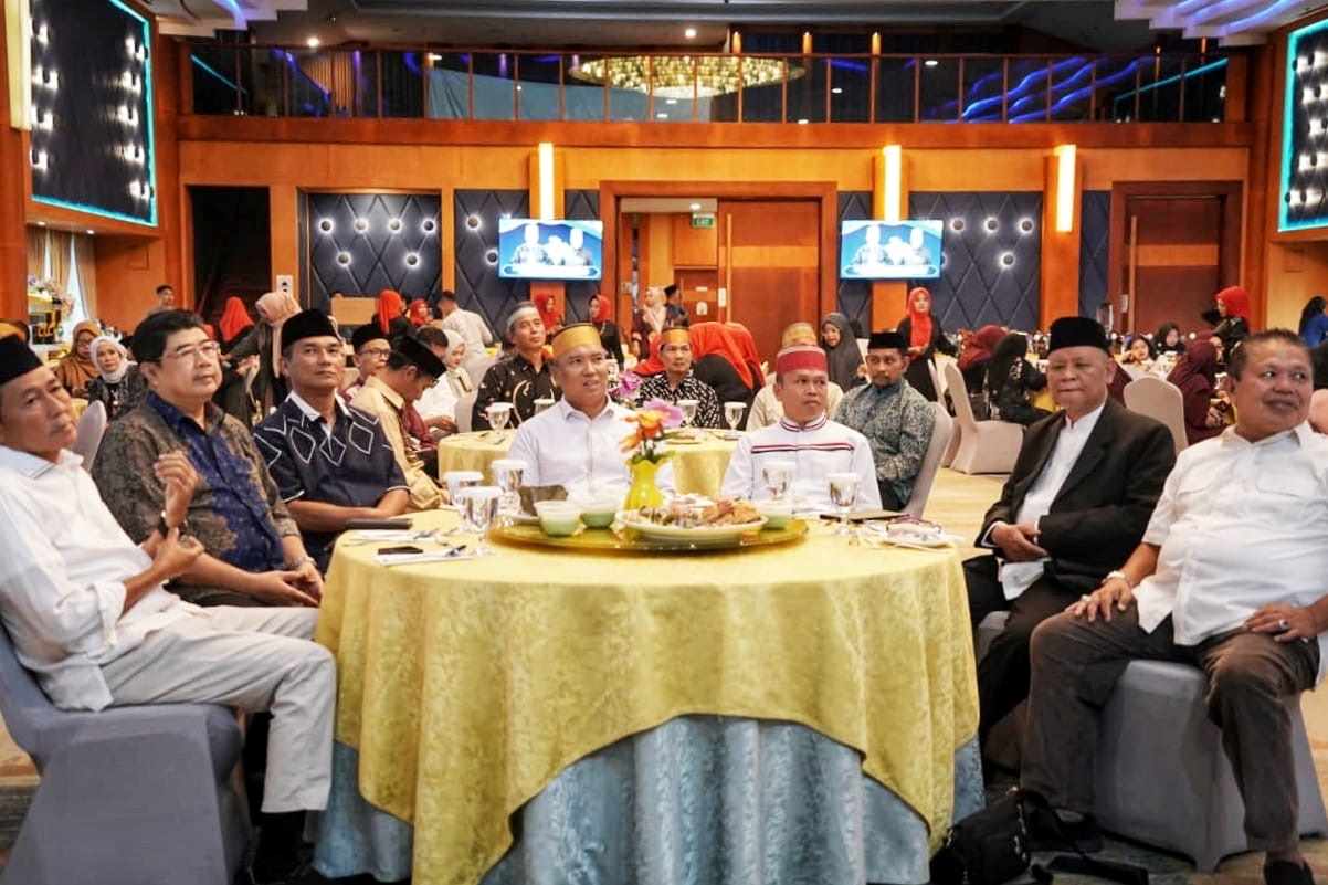 Wagub Kepri Nyanyang Haris Pratamura menghadiri buka puasa bersama KKSS di Batam sekaligus menyerahkan 100 paket sembako bagi masyarakat yang membutuhkan.