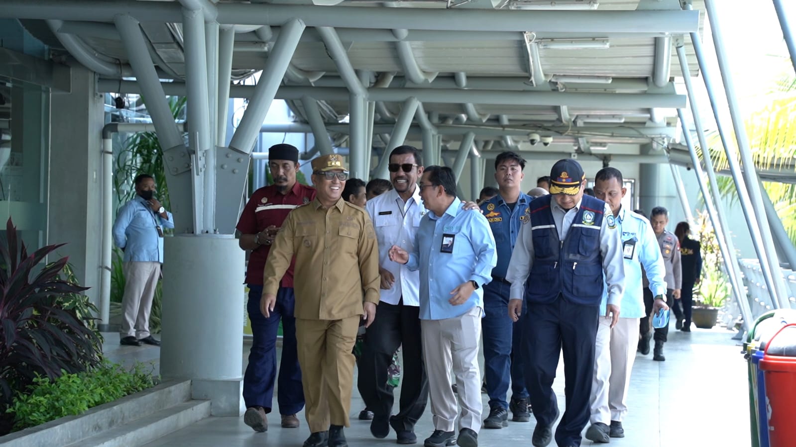 Wakil Gubernur Provinsi Kepulauan Riau, Nyanyang Haris Pratamura, meninjau Pelabuhan Sekupang dan Bandara Hang Nadim untuk memastikan kelancaran arus mudik dan kesiapan transportasi di Batam.