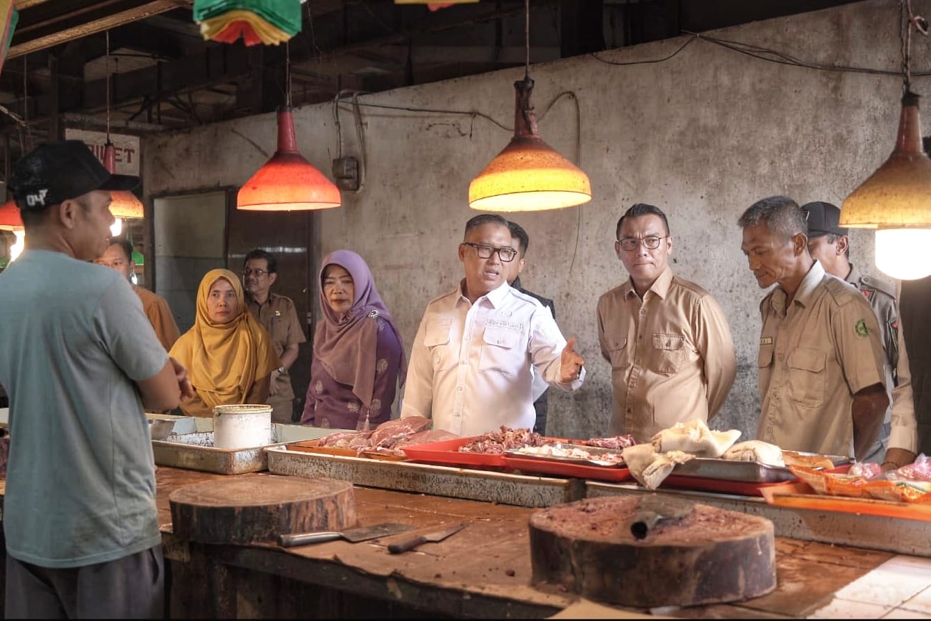 Pemantauan Harga Sembako Kepri, Wagub Nyanyang larang penimbunan saat tinjau Pasar Aviari Batam dan pastikan stok aman selama Ramadan.