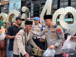 Semarakkan Ramadan, Polsek Batu Ampar dan Bhayangkari Bagi-bagi Takjil di Simpang Jodoh