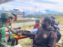 Satgas Yonif 136/Tuah Sakti Gelar Pengobatan Gratis untuk Warga Distrik Nume Papua