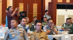 Bupati Anambas Aneng (kanan) bersama Kapolres Anambas AKBP I Gusti Ngurah Agung Budianaloka, S.I.K., M.H. (kiri) saat mengikuti Rakor Pengendalian Inflasi di Aula Wan Seri Beni, Dompak, Senin (9/3/2026).