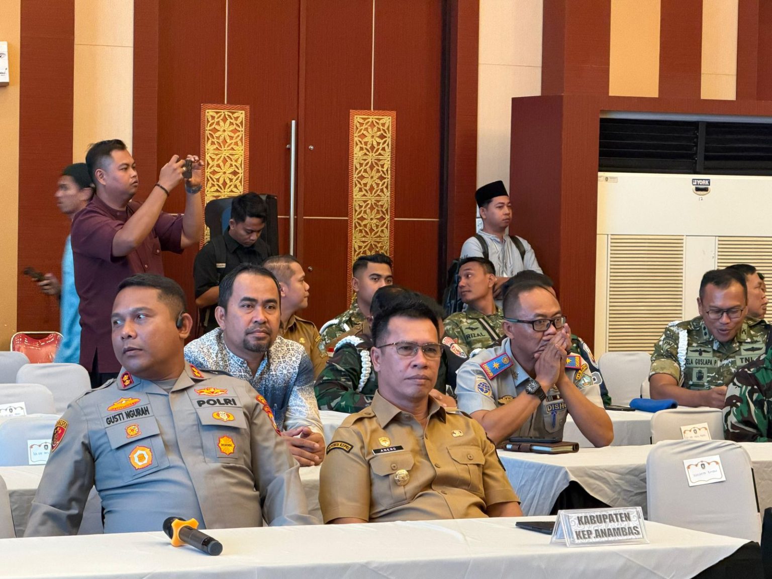 Bupati Anambas Aneng (kanan) bersama Kapolres Anambas AKBP I Gusti Ngurah Agung Budianaloka, S.I.K., M.H. (kiri) saat mengikuti Rakor Pengendalian Inflasi di Aula Wan Seri Beni, Dompak, Senin (9/3/2026).