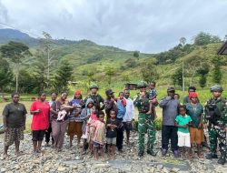 Satgas Yonif 136/Tuah Sakti Gelar Pengobatan Keliling untuk Warga Distrik Pageleme di Puncak Jaya