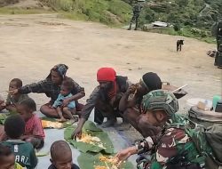 Pererat Silaturahmi, Satgas Yonif 136/Tuah Sakti Gelar Makan Bersama Warga Distrik Kalome