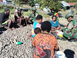 Lewat Program TSUBASA, Satgas Yonif 136/Tuah Sakti Beri Pelayanan Kesehatan Keliling di Puncak Jaya