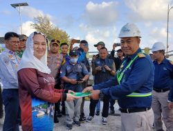 Pantau Arus Mudik di Pelabuhan Penagi, Bupati Cen Sui Lan Sapa Hangat Penumpang Kapal Ro-Ro