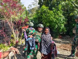 Sentuhan Kemanusiaan di Puncak Jaya, Satgas Yonif 136/Tuah Sakti Bagikan Pakaian Layak Guna untuk Warga