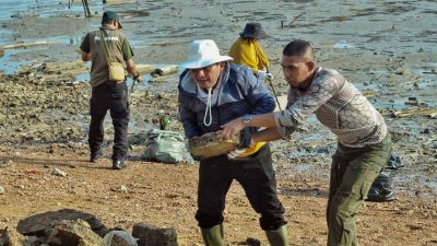 Ansar Ahmad Ngabuburit Sambil Bersihkan Laut Pulau Penyengat