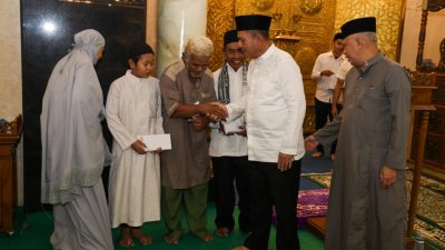 Safari Ramadan di Masjid Al Uswah, Gubernur Serahkan Bantuan Rp500 Juta