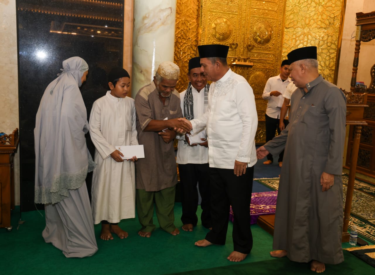 Gubernur Kepulauan Riau Ansar Ahmad Safari Ramadan di Masjid Al Uswah Tanjungpinang, serahkan bantuan dan ajak masyarakat tingkatkan ibadah serta kepedulian sosial.