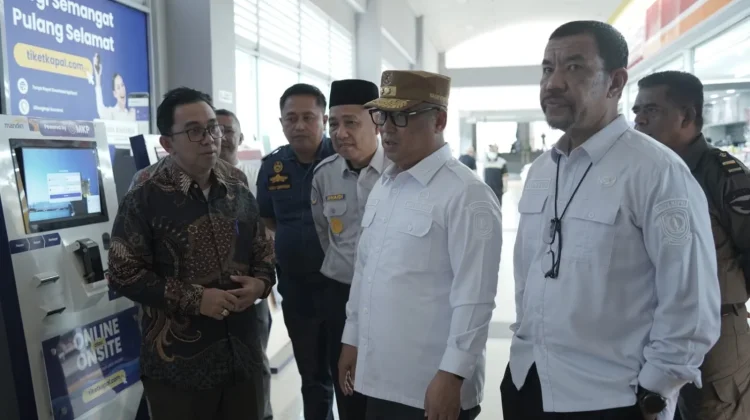 Wakil Gubernur Kepri, Nyanyang Haris Pratamura didampingi Kasatpol PP Provinsi Kepri, Guntur Sakti, meninjau kesiapan Pelabuhan Roro Telaga Punggur dalam menghadapi arus mudik lebaran 2026.