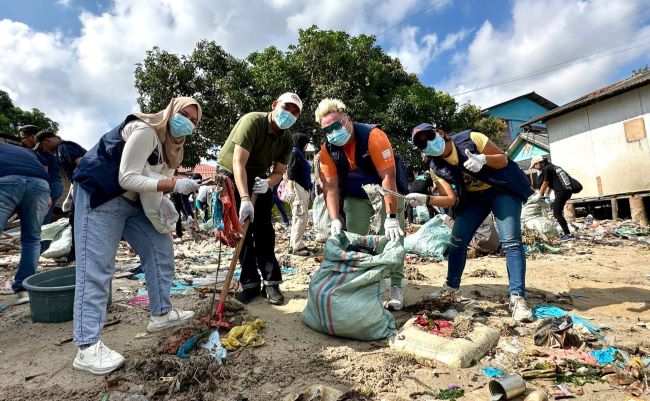 Aksi Bersih Hari Bumi 2026 di Tanjung Uma Batam melibatkan Ascott Hotels dan komunitas lokal untuk membersihkan pesisir, mendaur ulang sampah, dan memberdayakan masyarakat.
