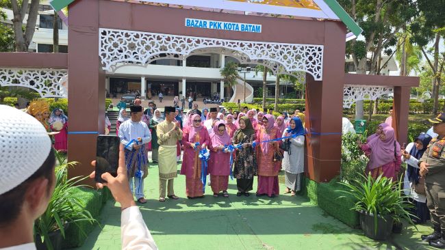 UMKM Batam mencatat transaksi Rp640 juta selama bazar MTQH 2026. Kegiatan ini dorong penjualan sekaligus percepat legalitas usaha pelaku mikro.