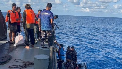 TNI AL Berhasil Selamatkan 11 ABK Kapal Terbakar di Natuna