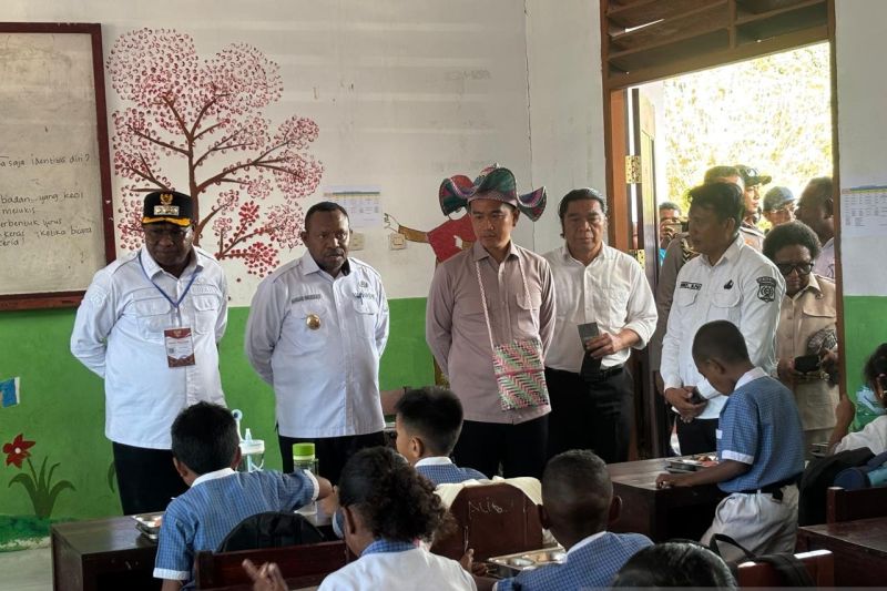 Gibran menyoroti SOP memasak MBG di SDN 2 Waisai agar kualitas makanan tetap terjaga tanpa menimbulkan tafsir evaluasi menyeluruh program.