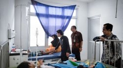 Anggota DPRD Anambas Tinjau Korban Dugaan Keracunan MBG di RSUD Palmatak