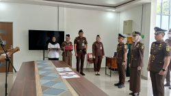Kajari Anambas saat melantik empat pejabat baru di Kejaksaan Negeri Anambas Selasa, (21/4).
