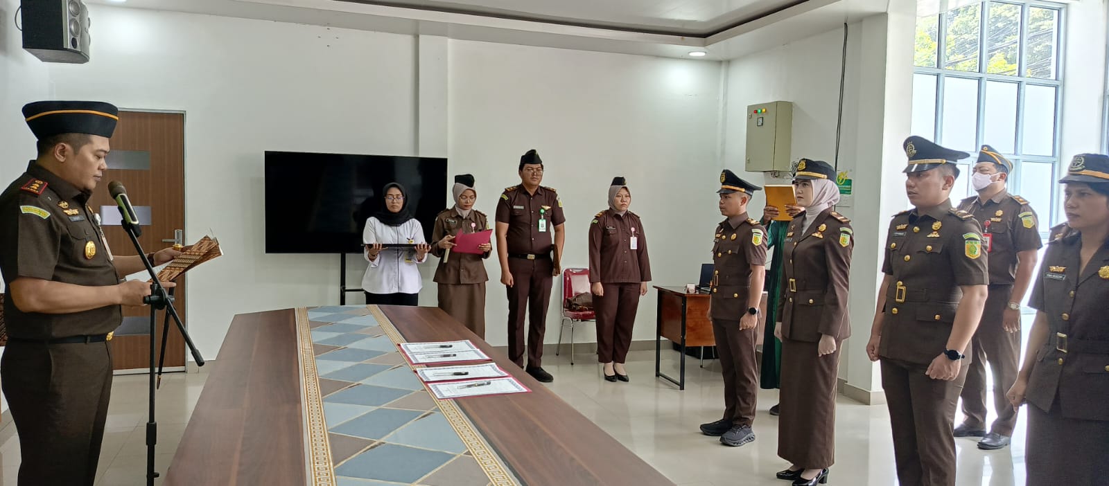 Kajari Anambas saat melantik empat pejabat baru di Kejaksaan Negeri Anambas Selasa, (21/4).