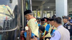 Jamaah haji Kepri diimbau menjaga kesehatan dan banyak minum air di tengah cuaca ekstrem Tanah Suci saat keberangkatan kloter pertama dari Batam.