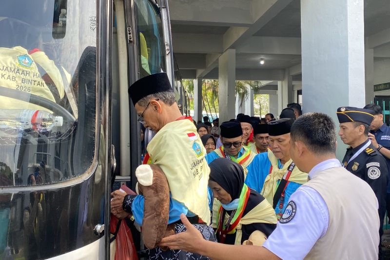 Jamaah haji Kepri diimbau menjaga kesehatan dan banyak minum air di tengah cuaca ekstrem Tanah Suci saat keberangkatan kloter pertama dari Batam.