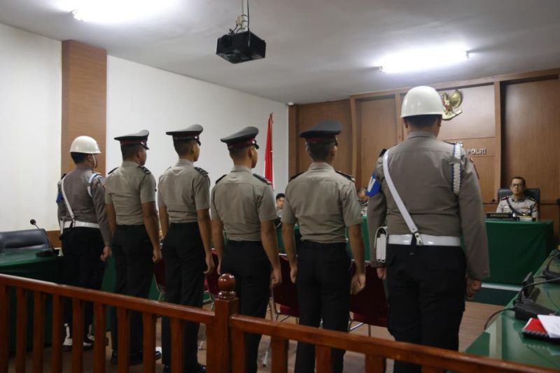 Kasus penganiayaan Bripda NS di Polda Kepri berujung pemecatan empat polisi dan penetapan tersangka, proses etik dan pidana berjalan bersamaan.