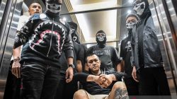 Kasus rekening narkoba Koko Erwin terungkap setelah Bareskrim Polri menangkap dua wanita yang diduga menjadi penampung dana sindikat, bermodus iming-iming uang.