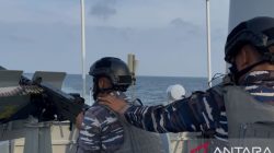 KRI Alamang-644 menggelar latihan bahaya udara di Selat Malaka untuk meningkatkan kesiapsiagaan tempur dan profesionalisme prajurit TNI AL.