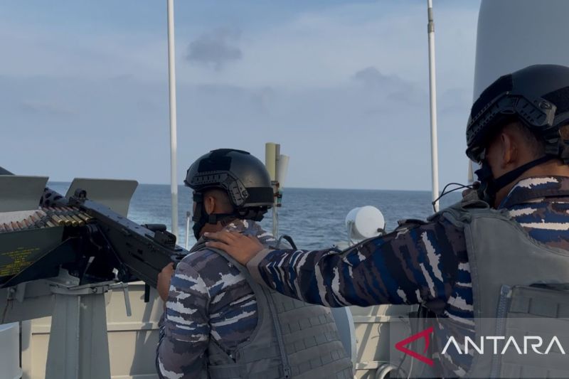 KRI Alamang-644 menggelar latihan bahaya udara di Selat Malaka untuk meningkatkan kesiapsiagaan tempur dan profesionalisme prajurit TNI AL.