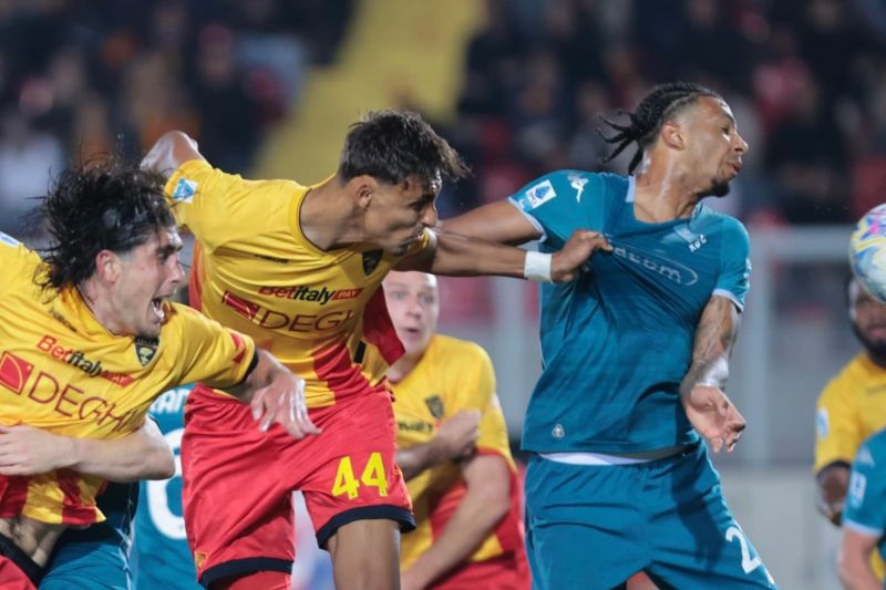 Lecce tertahan di zona degradasi usai imbang 1-1 melawan Fiorentina. Hasil ini membuat Lecce belum keluar dari ancaman turun kasta Serie A.