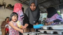 Program Makan Bergizi Gratis terbukti meningkatkan kepuasan publik hingga 75,1 persen dan mendorong ekonomi desa, terutama bagi petani di berbagai daerah.