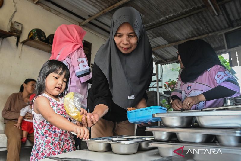 Program Makan Bergizi Gratis terbukti meningkatkan kepuasan publik hingga 75,1 persen dan mendorong ekonomi desa, terutama bagi petani di berbagai daerah.